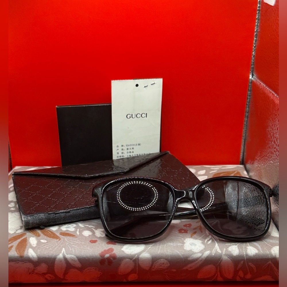 Gucci Black Women's Oversized Sunglasses - Picture 16 of 16